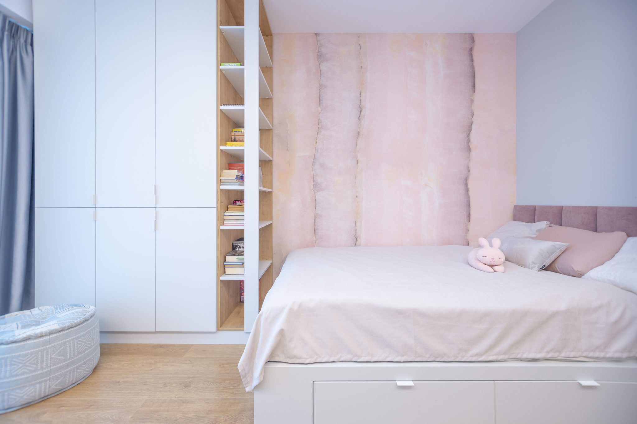 camera fetita cu tapet roz