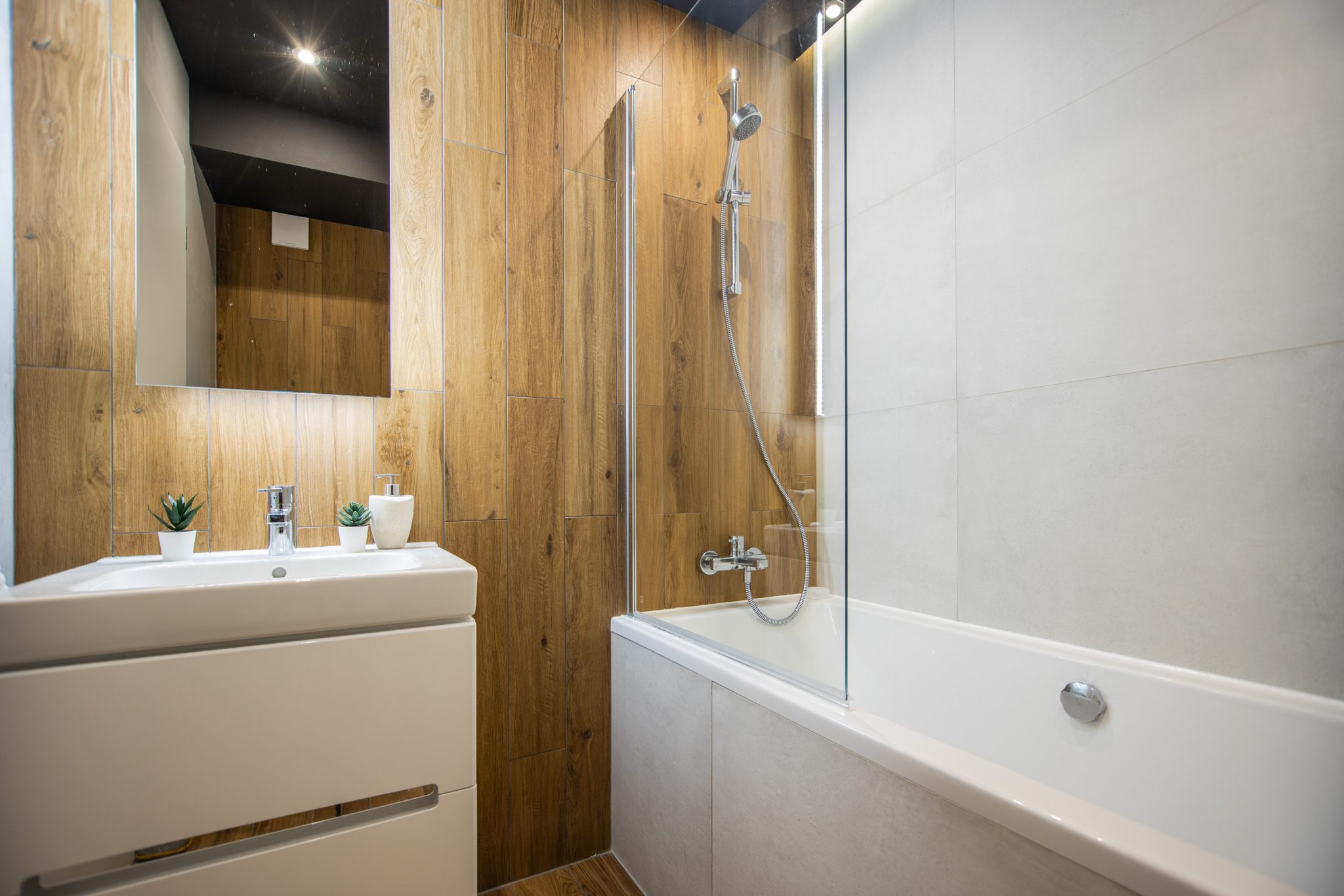 baie moderna placare lemn