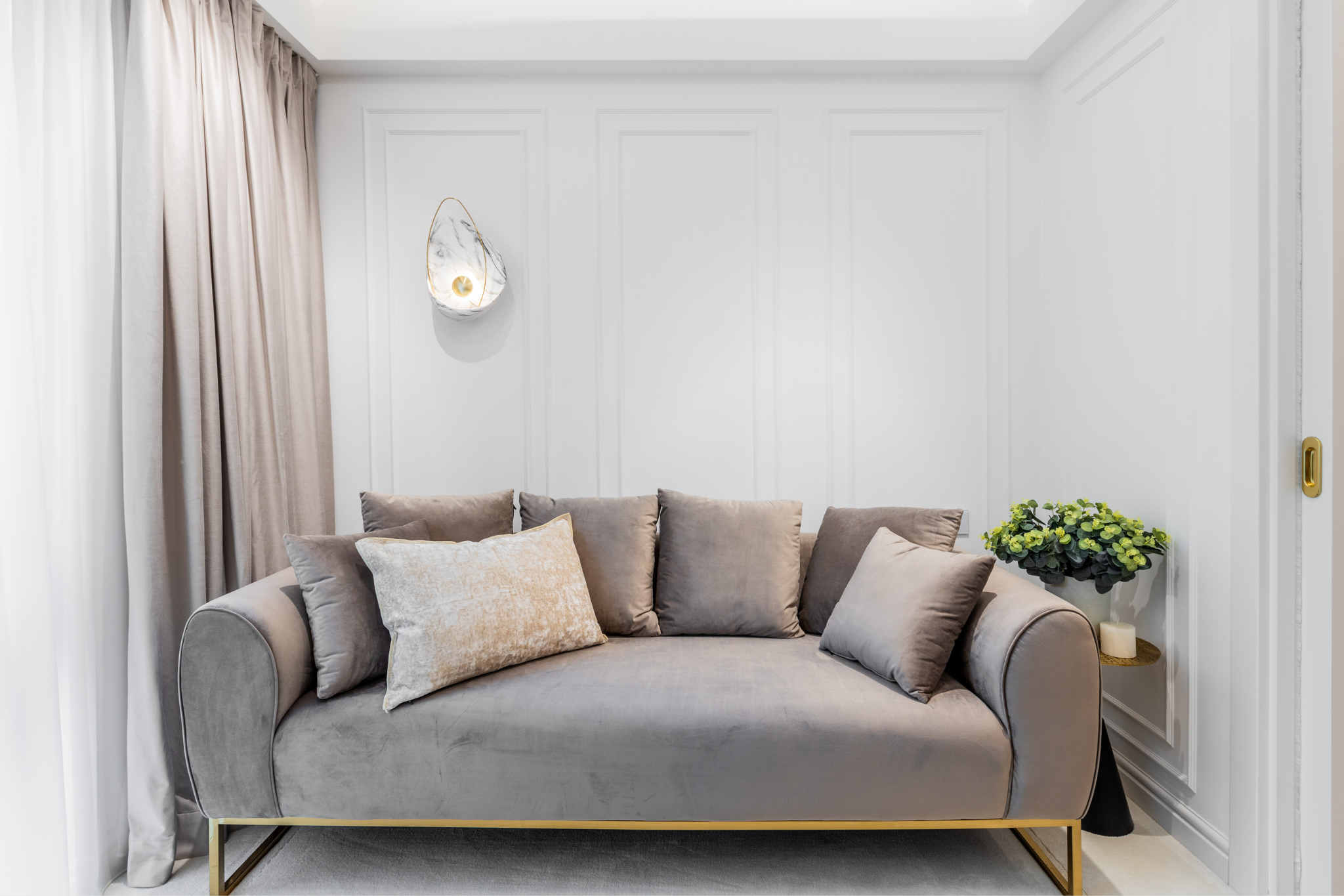 living room modern cu canapea catifelata 